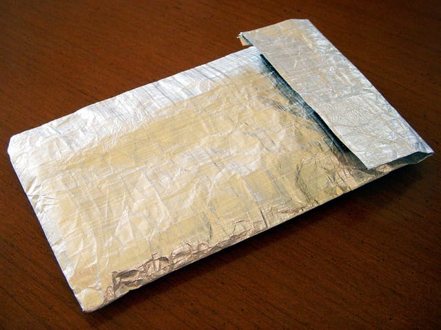 Klatka Faradaya na telefon z folii aluminiowej. Źródło: http://briangreen.net