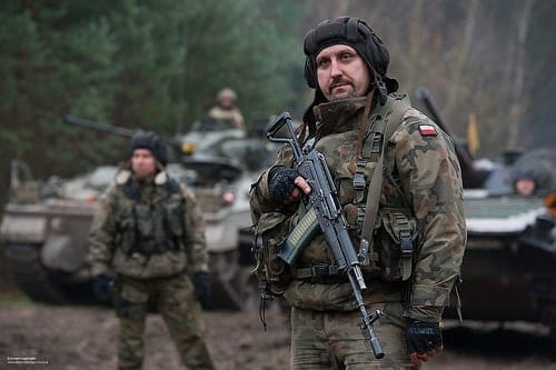 Polish Soldier with Beryl Assault Rifle od Defence Images bać się wojny photo