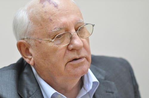 [ świat przygotowuje się do wojny ]